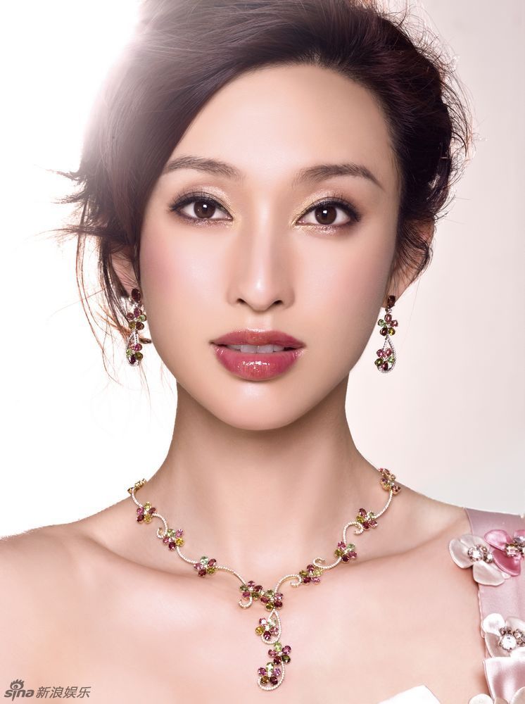 张俪尽显雍容华贵
