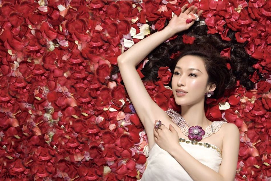 张俪人比花美
