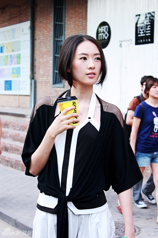 童瑶黑白搭配