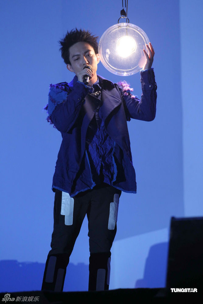 组图:林宥嘉演唱会high翻广州