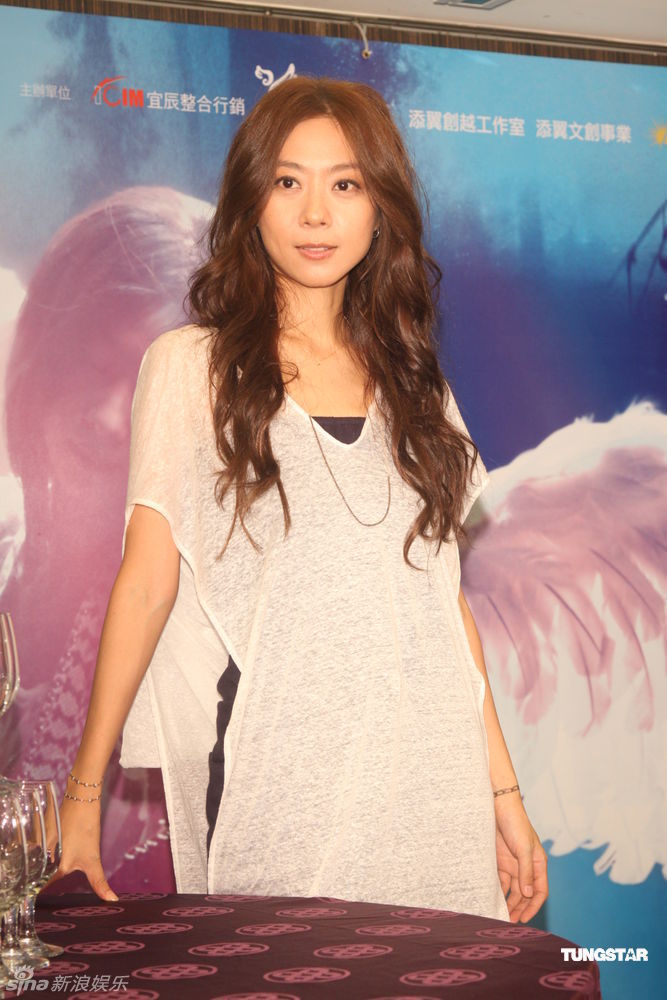 组图:陈绮贞演唱会加场顺利落幕 开香槟庆功 -