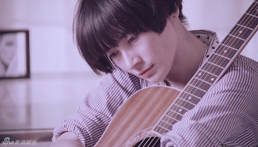 组图:胡彦斌李媛合作 《一万光年》MV中扮情侣