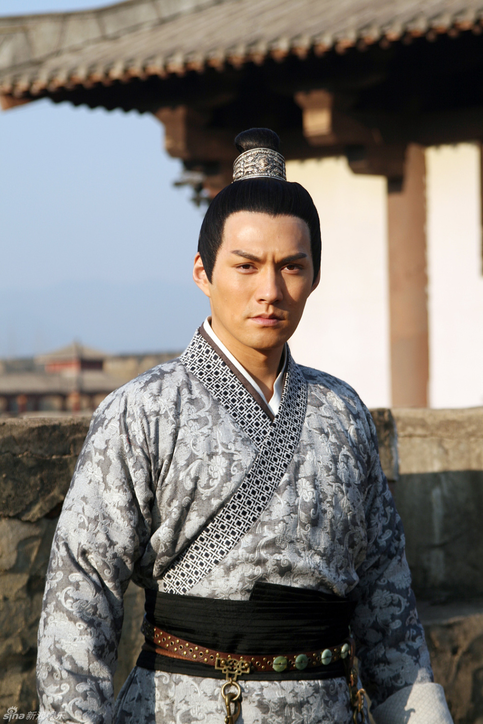 《倾世皇妃》美型男陆续登场 严宽眼神勾魂