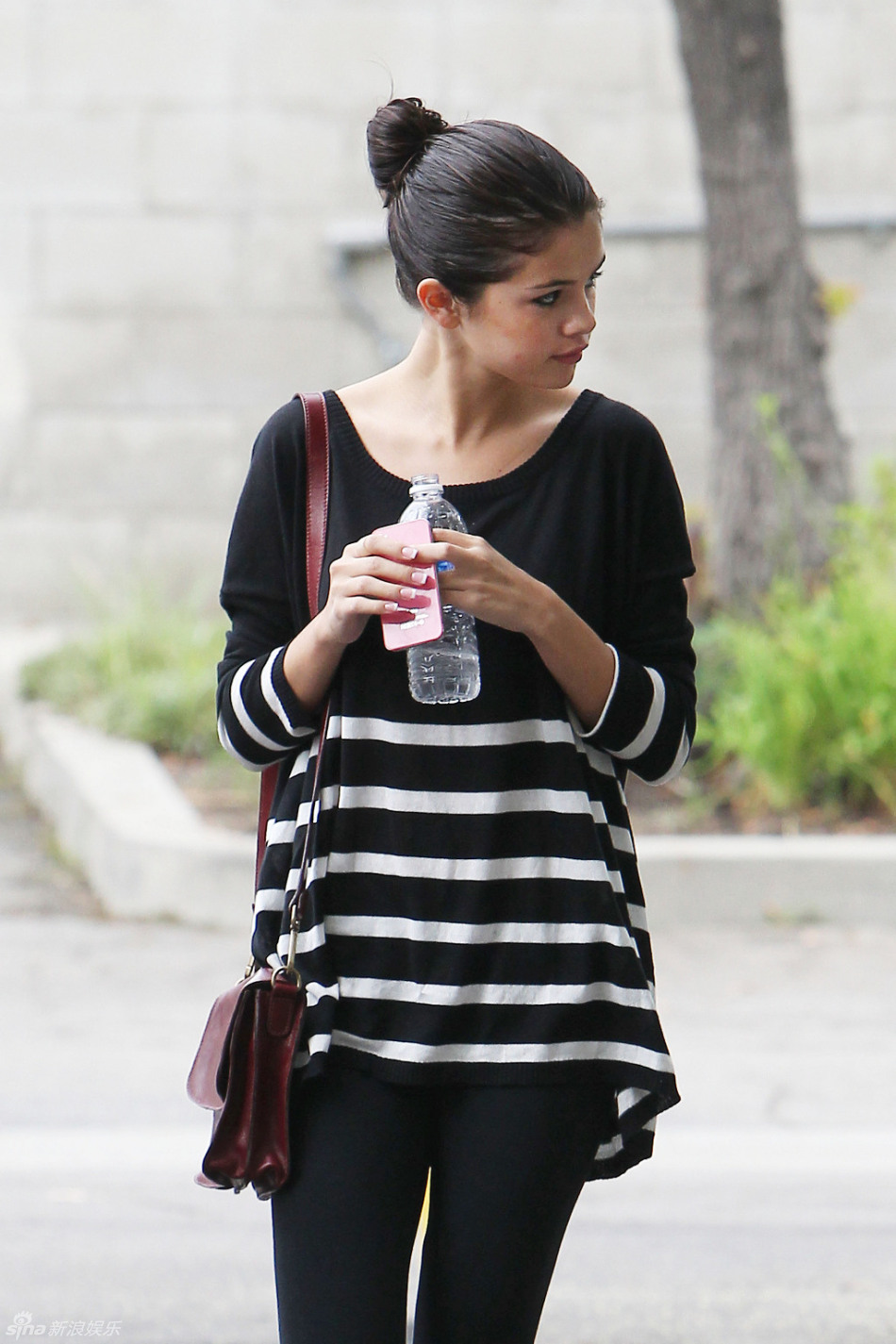 赛琳娜-戈麦斯黑色条纹装现身街头