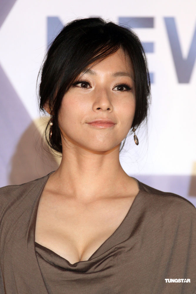 组图: 陈怡蓉 郭品超亲密代言 现场示爱热度破表