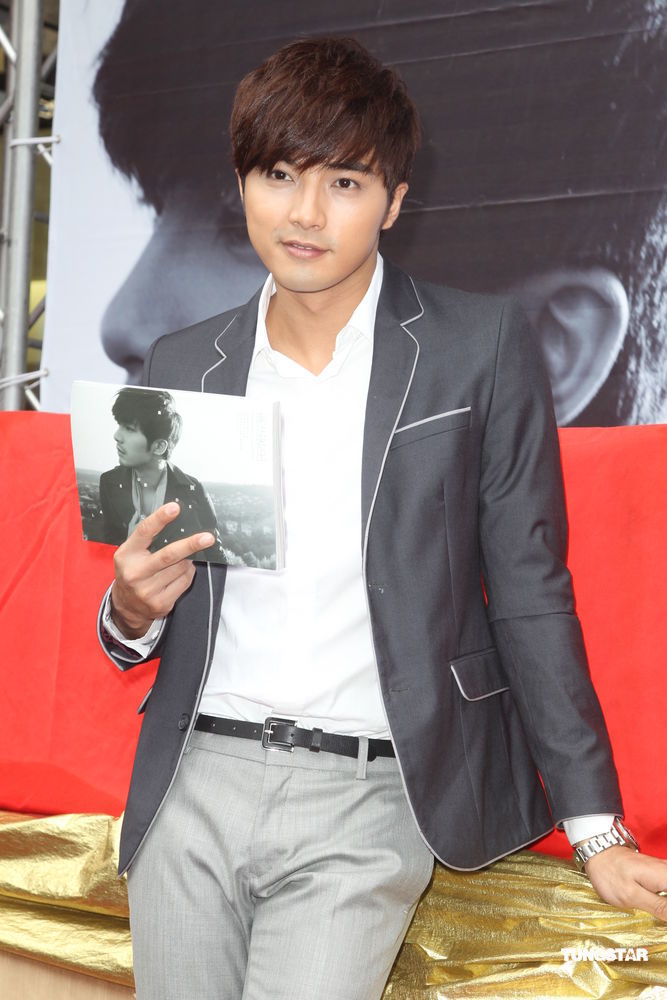 组图: 贺军翔 举办 写真集 《南法寄出》签售会- 娱