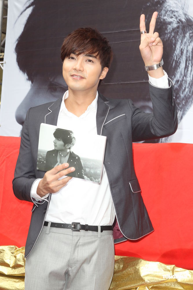 组图: 贺军翔 举办 写真集 《南法寄出》签售会- 娱