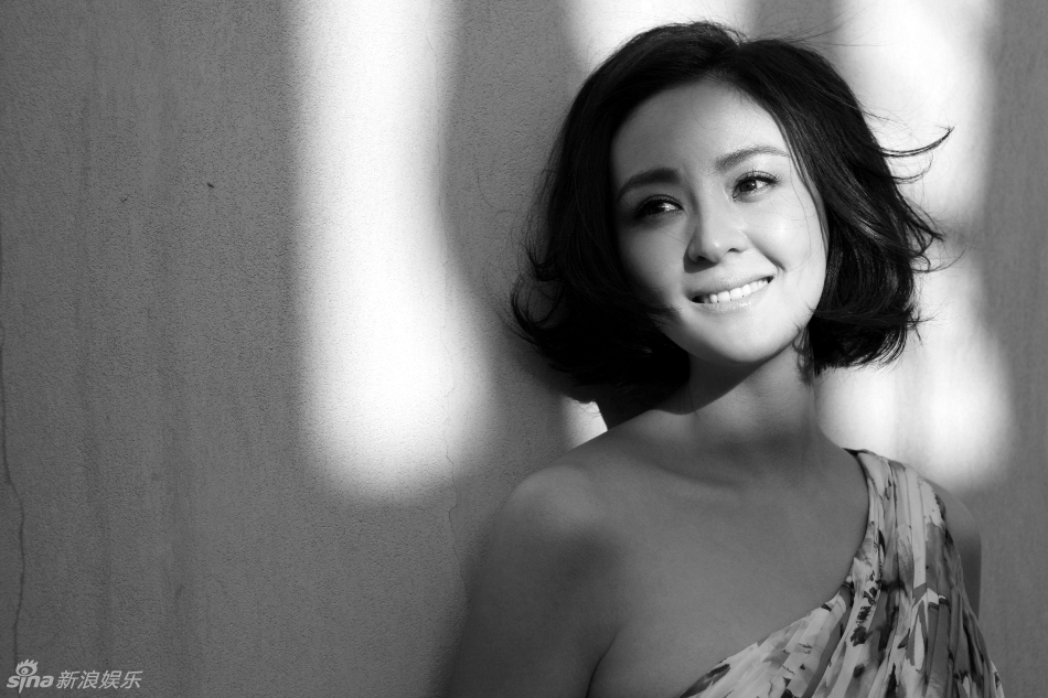 戴娇倩长裙写真