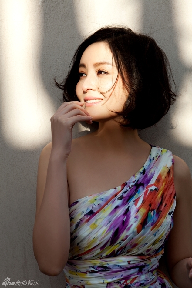 戴娇倩长裙写真