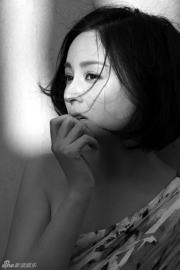 戴娇倩长裙写真