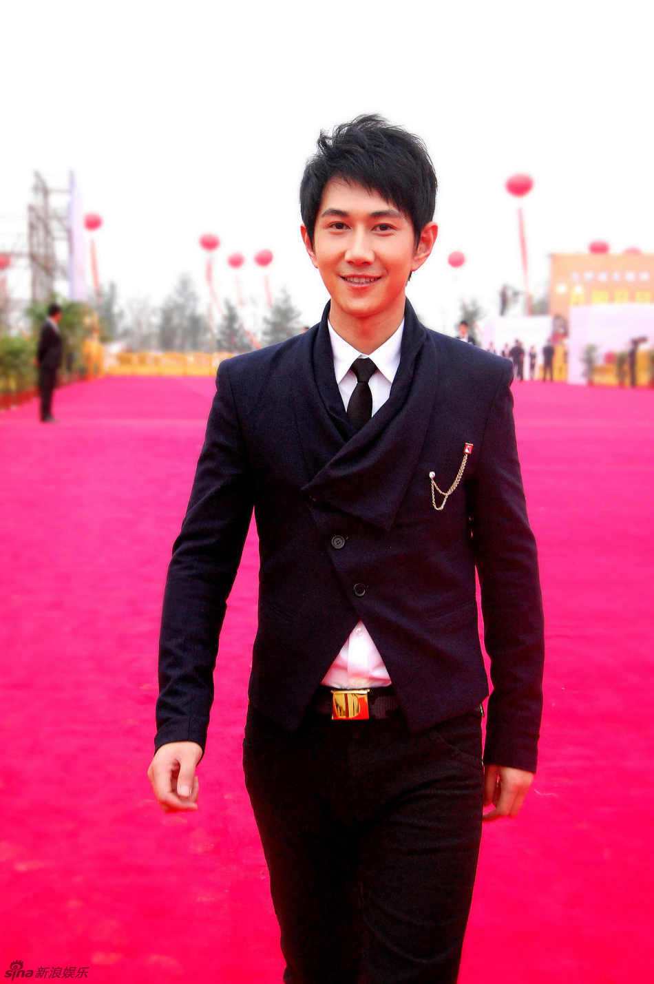 组图:何明翰亮相金鸡奖红地毯 尽显型男本色_高清图集