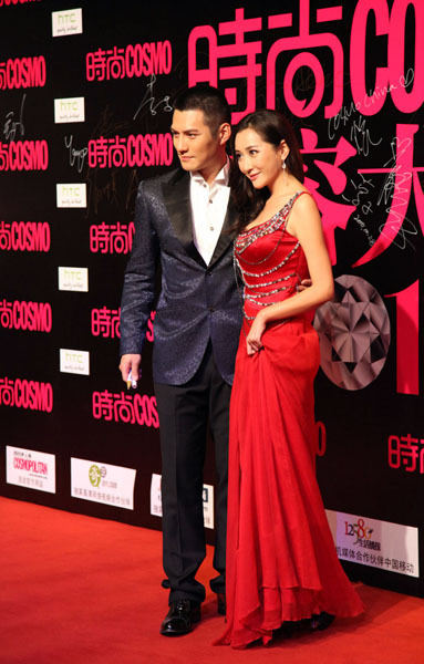 组图:严宽杜晓婷携手出席活动 粉丝献花送祝福