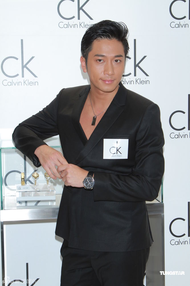 组图:徐子珊坚称未整容 吴卓羲真空西装秀性感