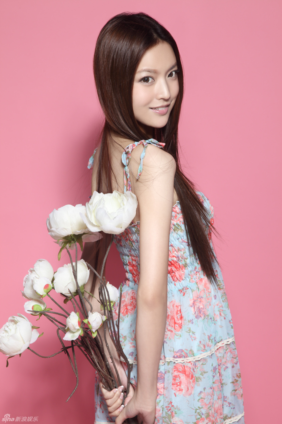 叶熙祺演绎粉色少女风 花朵美人情迷香颂
