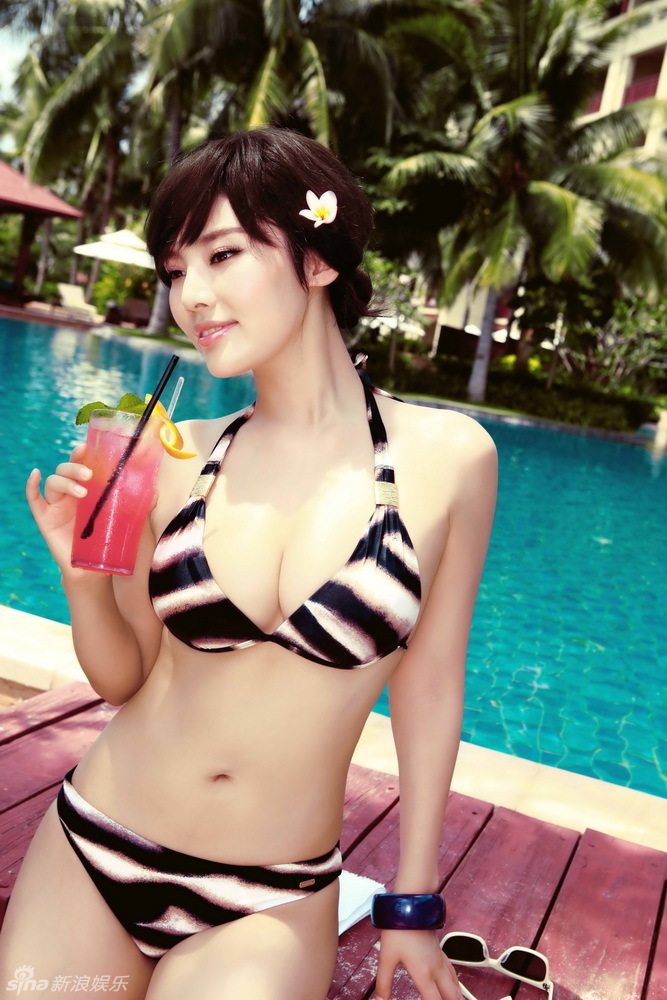 徐冬冬拍泳池性感写真