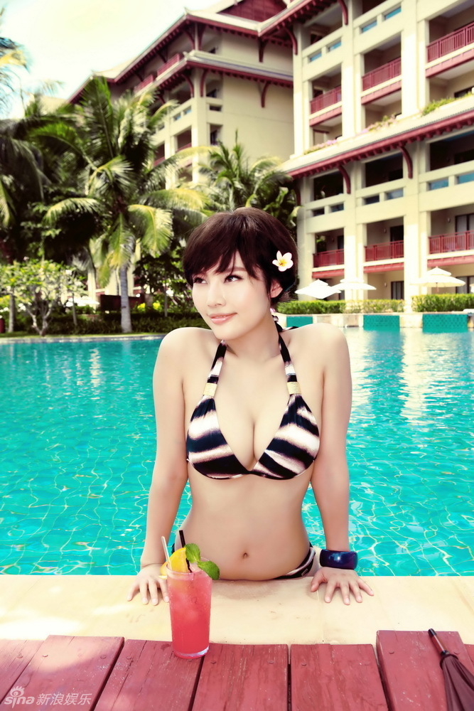 徐冬冬拍泳池性感写真