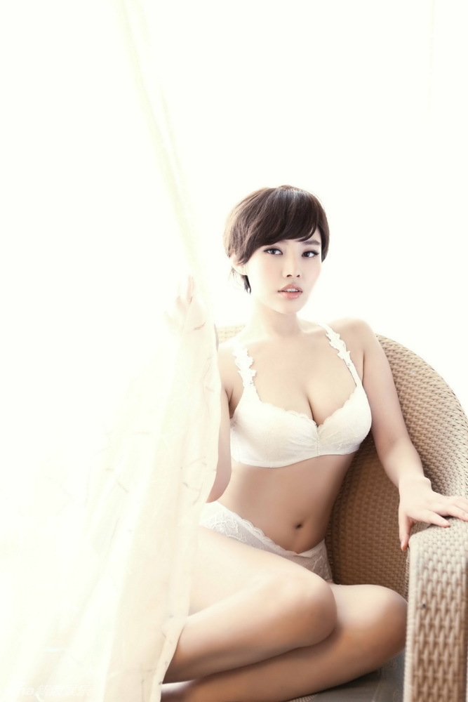 徐冬冬拍泳池性感写真