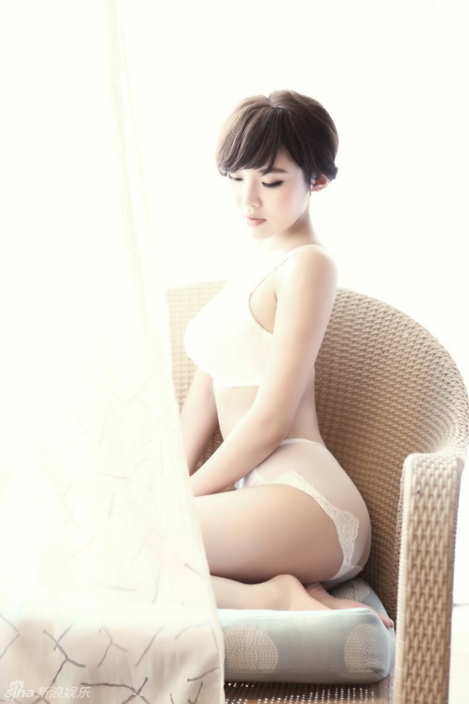 徐冬冬拍泳池性感写真