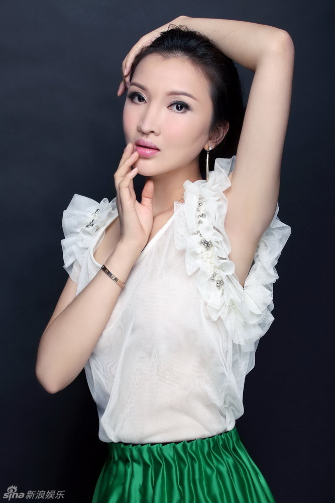 组图:余淼真空上阵拍写真