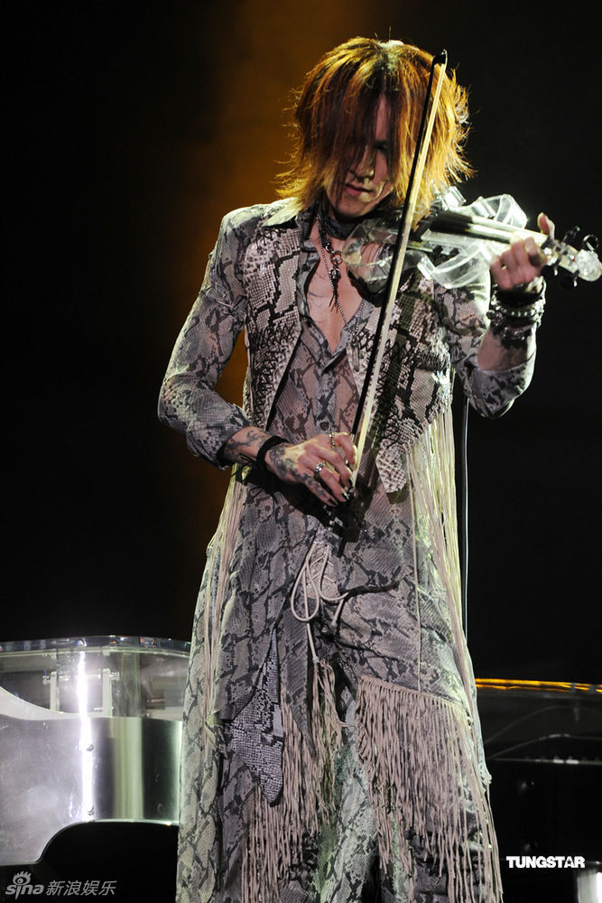 组图:x japan香港开唱 yoshiki半裸打鼓引尖叫_高清
