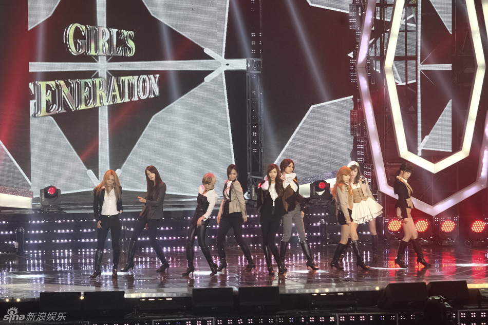 高清组图:<em>少女时代金贤重</em>助阵公益演唱会热歌