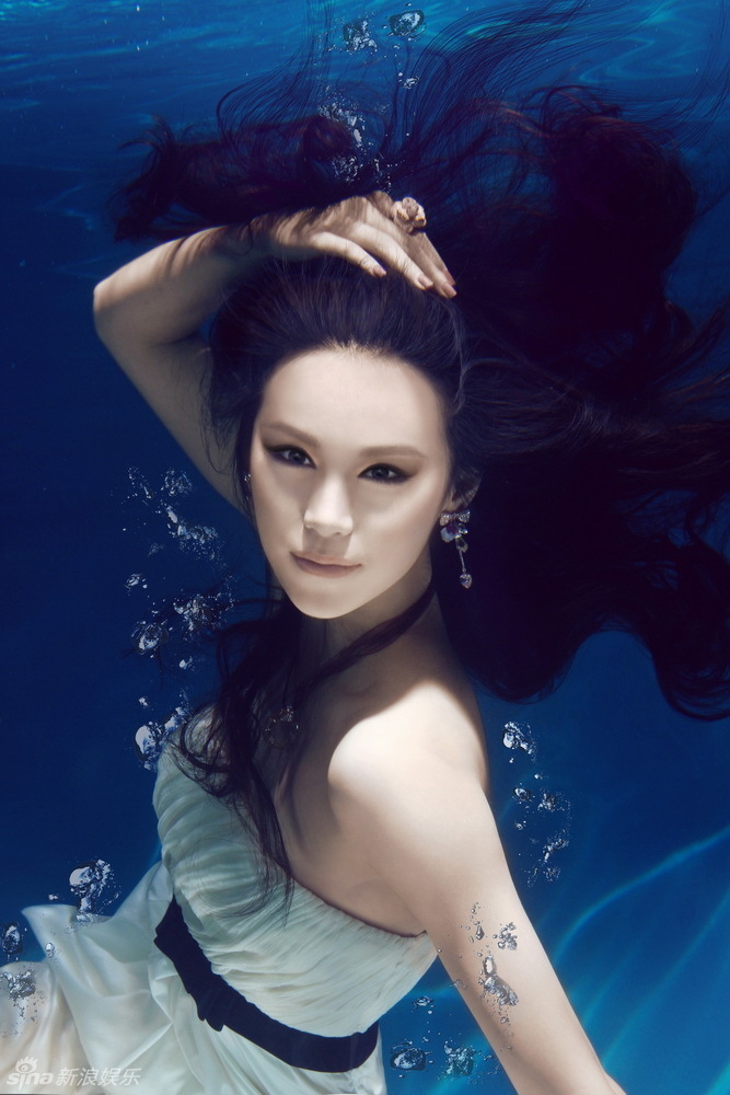 韩丹彤拍水下魅惑写真 变身美人鱼秀性感(图)
