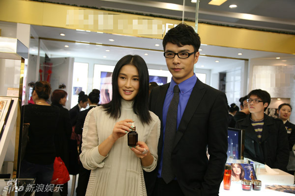 girl陈燃携手柏栩栩素雅现身杭州图片
