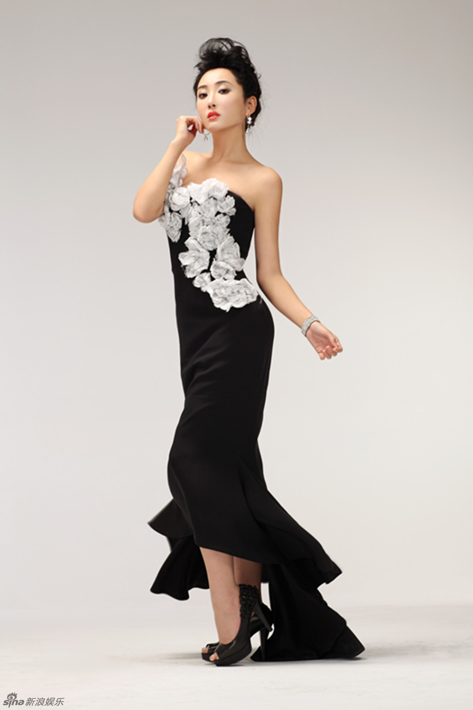 组图:杜若溪黑礼服写真秀美背显高贵- 娱乐频道 - 佛山E家|FSEHOME.COM