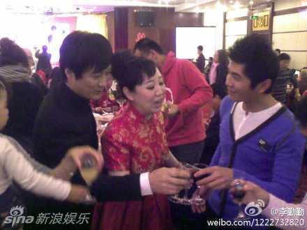 关凌婚纱照_关凌性感漏半球(2)