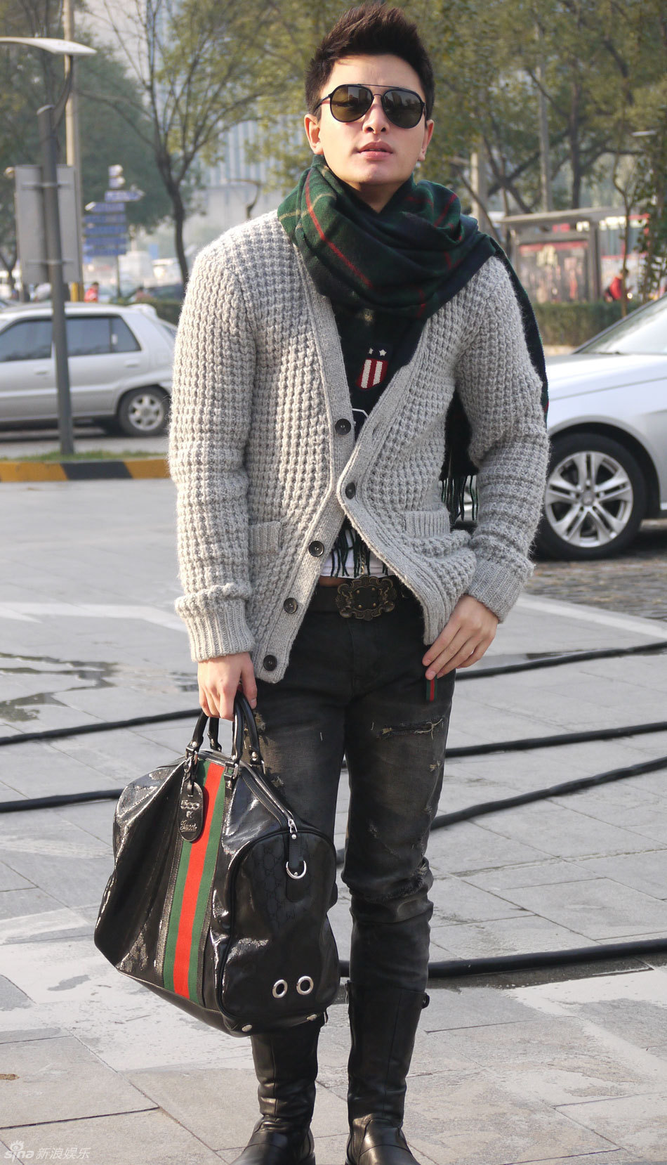 贾乃亮街拍look<em>开衫</em>毛衣<em>搭配</em>温暖<em>围巾</em>