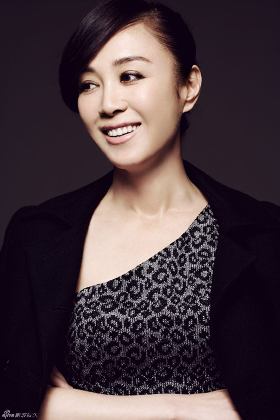  傅艺伟 冬日大片迷人微笑尽显御姐风范 - 新闻中