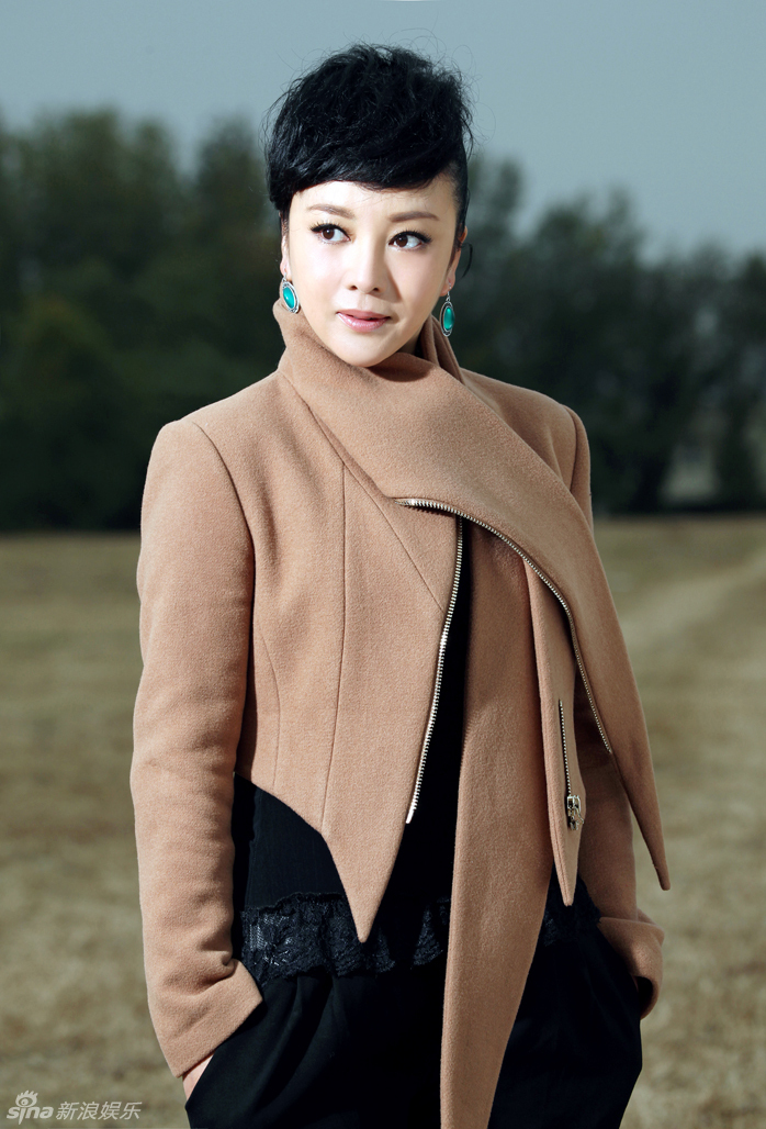 组图:梁丽挑战豹纹装 英伦范儿气场十足_高清图集