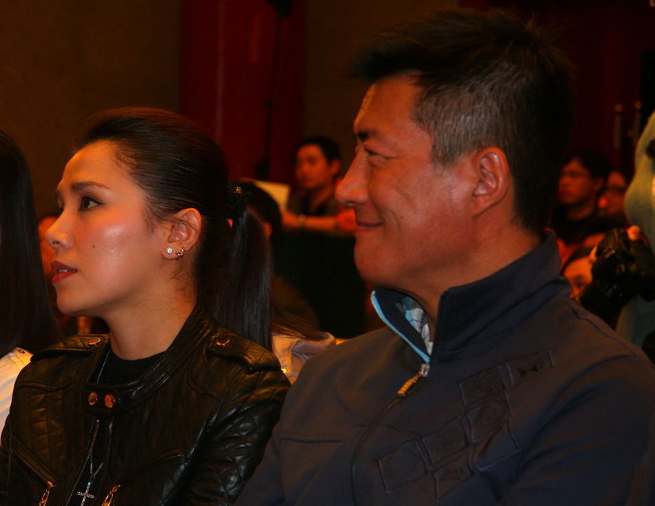 发布会中高曙光与李佳璇交谈