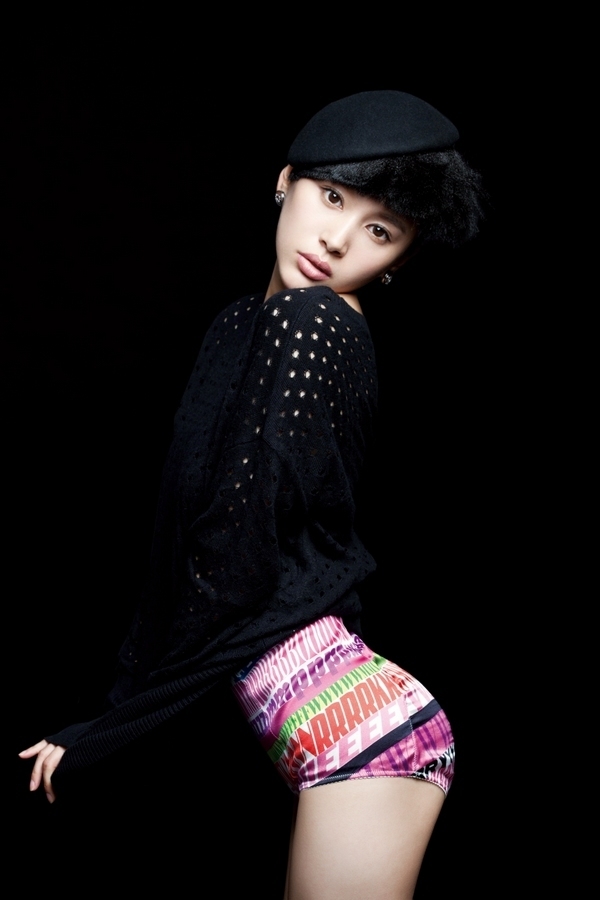 组图: 王子文 封面 大片 展率性暖冬气质_热门写真