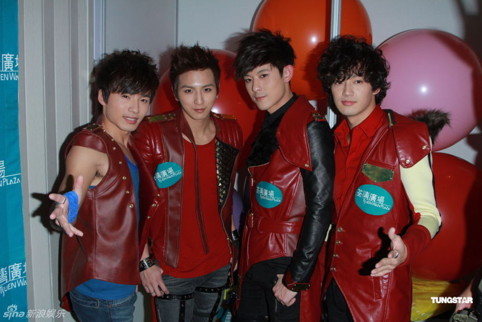 组图:台湾棒棒堂组合现身跨年活动