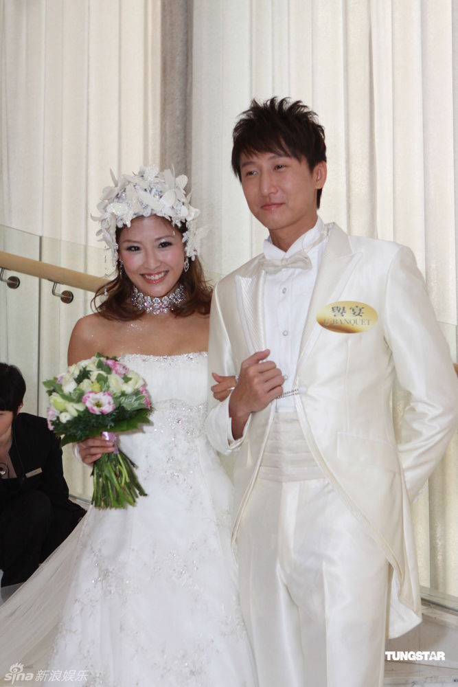 洪天明周家蔚婚纱秀大方热吻 不急结婚生子