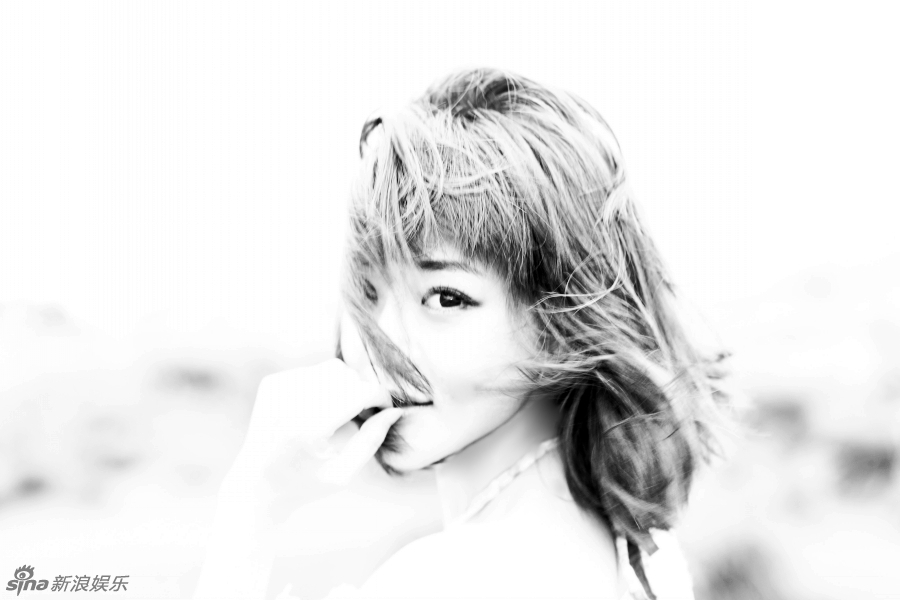 邓家佳黑白大片做云淡风轻的女子