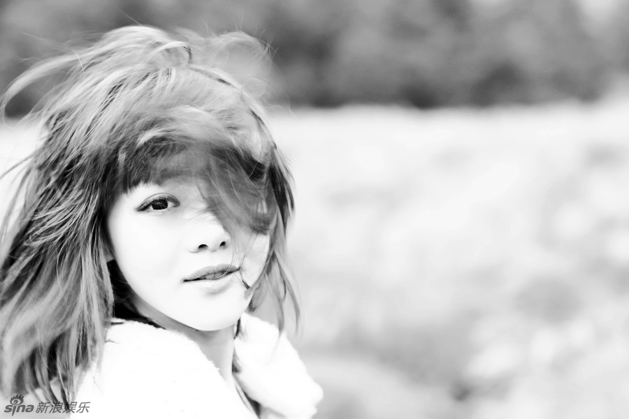 邓家佳黑白大片做云淡风轻的女子