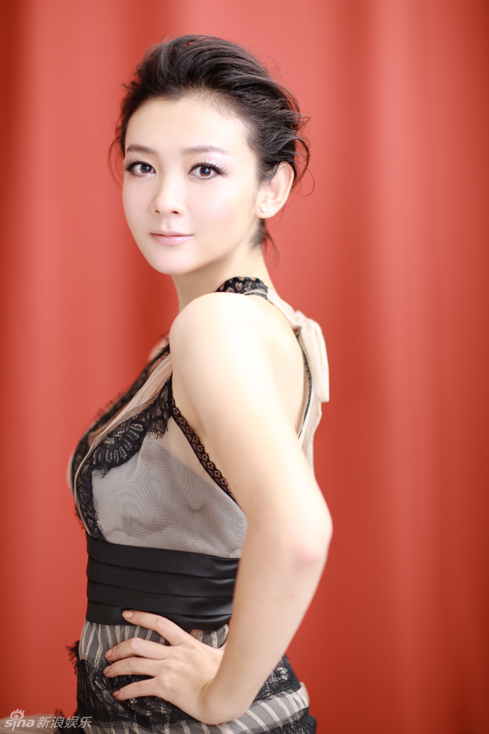 近日,演员崔波赶在新年拍摄了一组火红写真,整组大片中,崔波以红色为