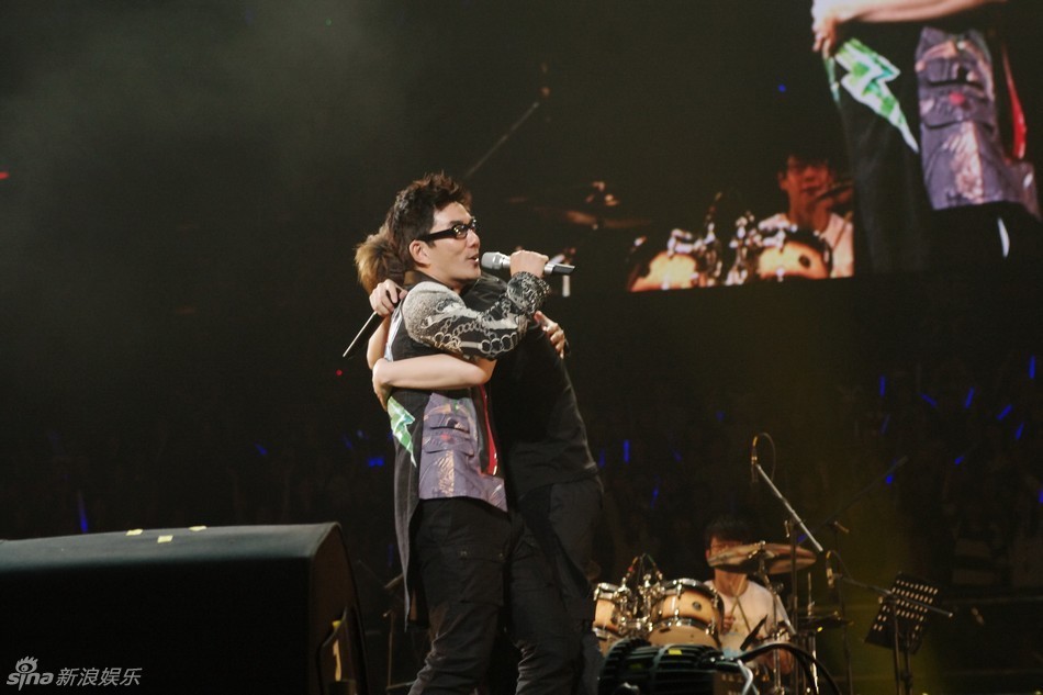 组图:五月天开启诺亚方舟巡演 任贤齐助阵_港