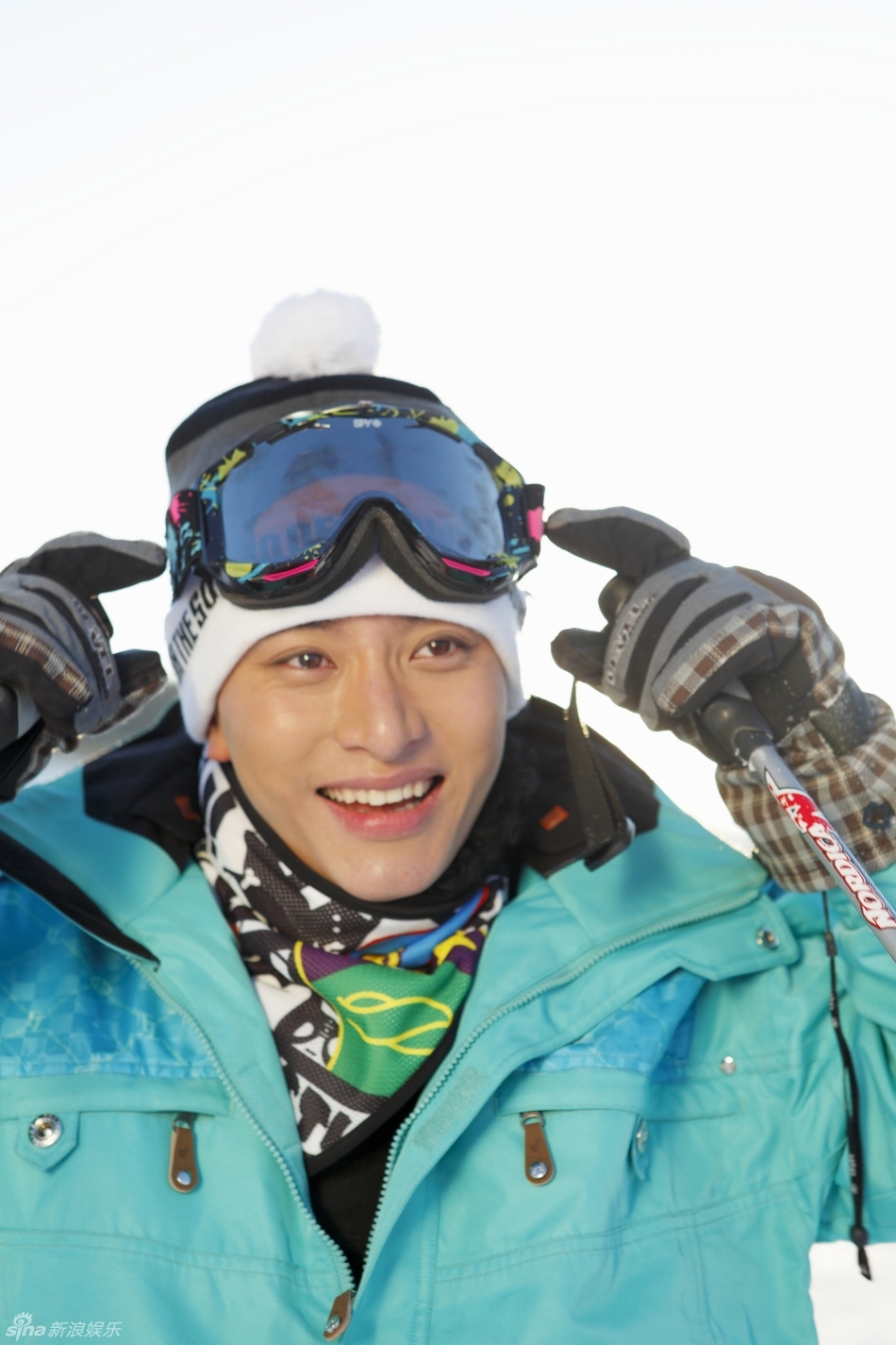 新浪娱乐讯 贾乃亮滑雪大片曝光,爱运动的他玩得不亦乐乎尽展调皮帅气