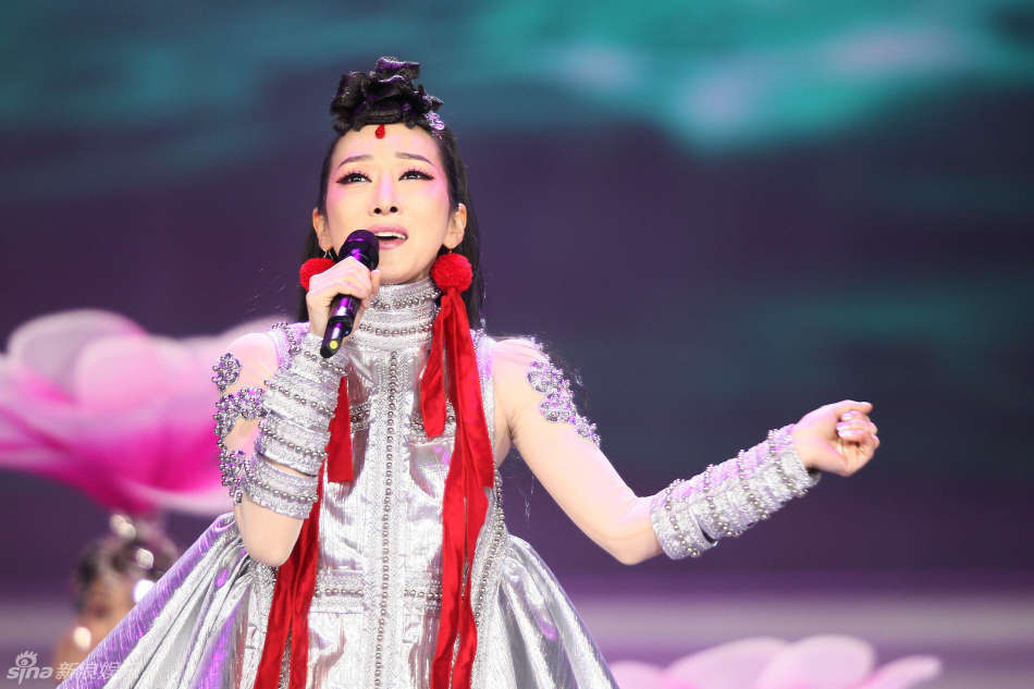 安徽卫视春晚萨顶顶演唱《唐拉雅秀》