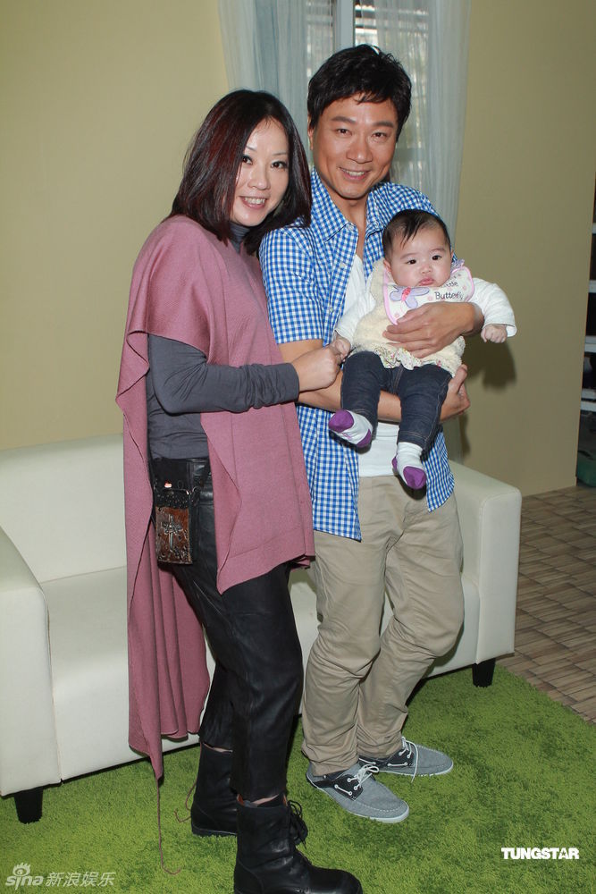 组图:黎耀祥自曝带孩子很在行 情人节将为太太