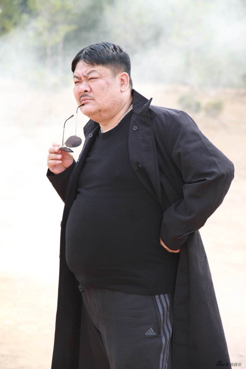 组图:《疯狂的蠢贼》剧照曝光引发剧情猜想