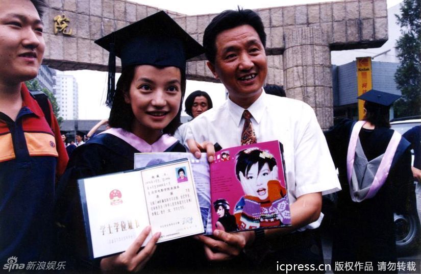 组图:明星就读<em>北影照片</em>曝光 赵薇戴红花扮村妞