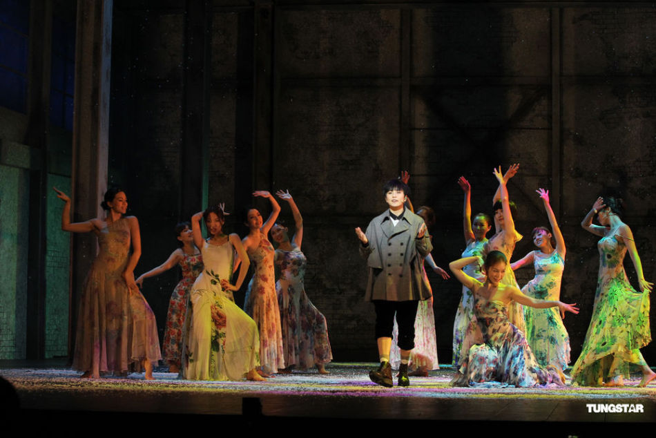 组图:何韵诗舞台剧《贾宝玉》落幕