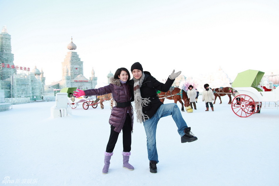 组图: 洪欣张丹峰 拍冰雪 写真 秀欢乐甜蜜 - 新闻