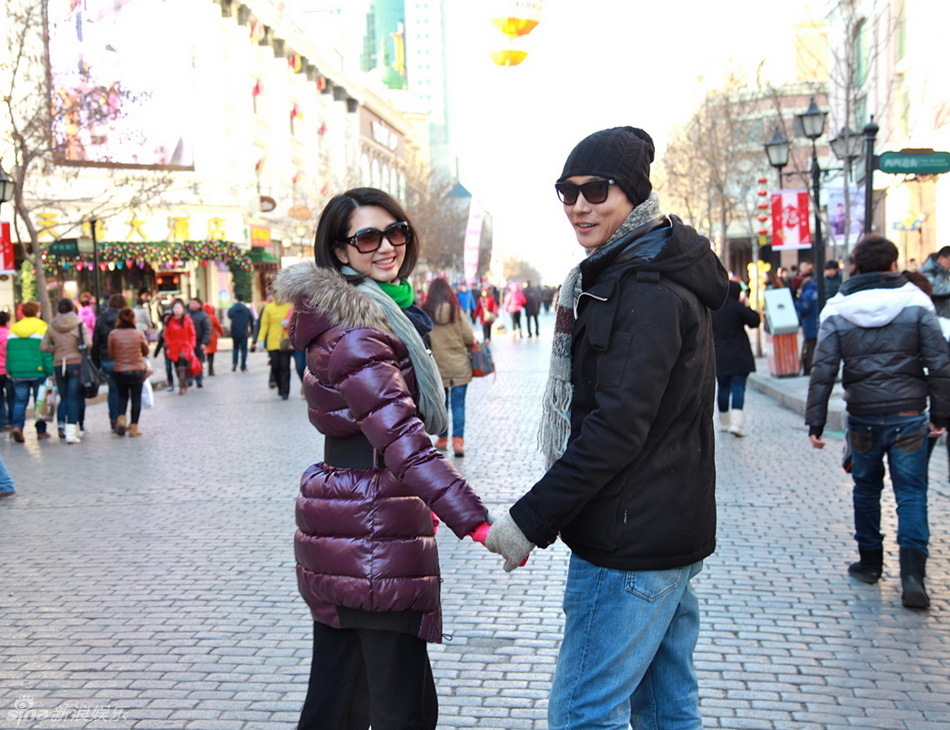 组图: 洪欣张丹峰 拍冰雪 写真 秀欢乐甜蜜 - 新闻