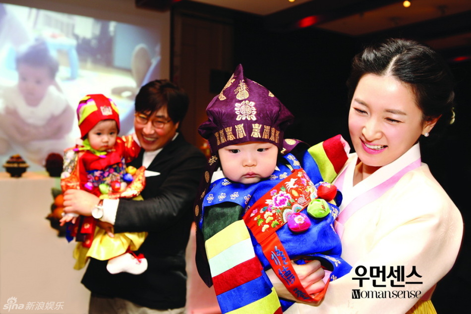 韩国女艺人李英爱为龙凤胎儿子和女儿举行周岁