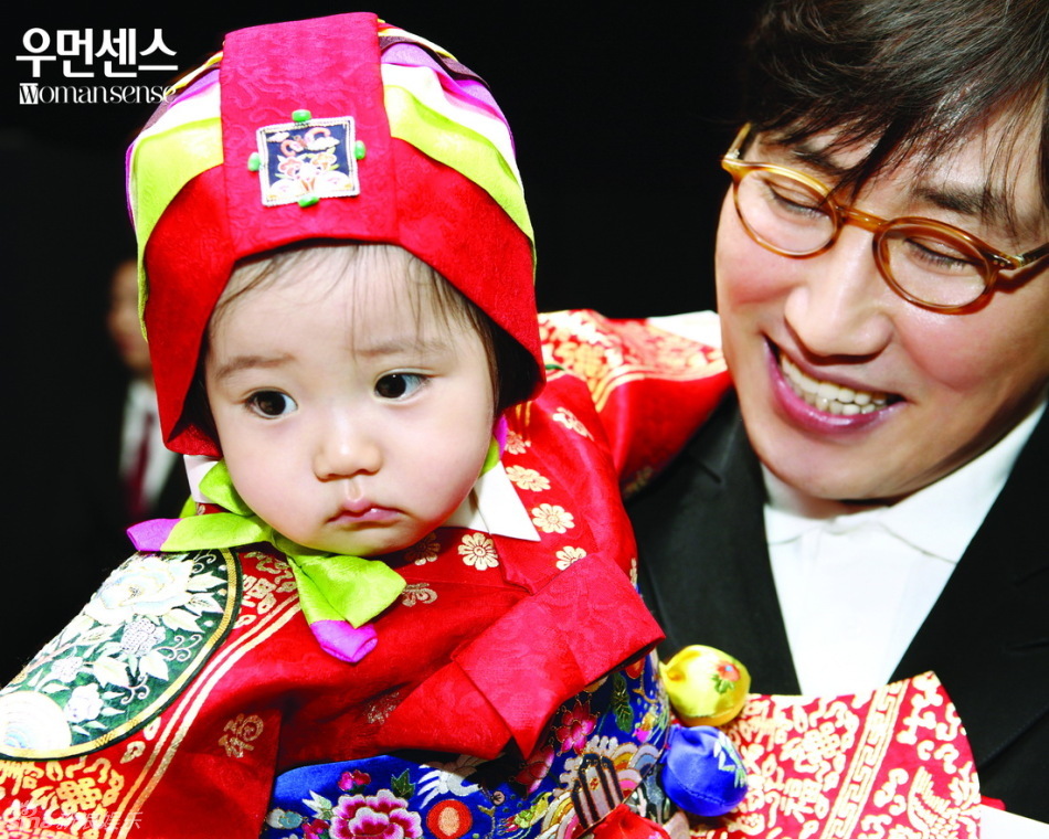 韩国女艺人李英爱为龙凤胎儿子和女儿举行周岁